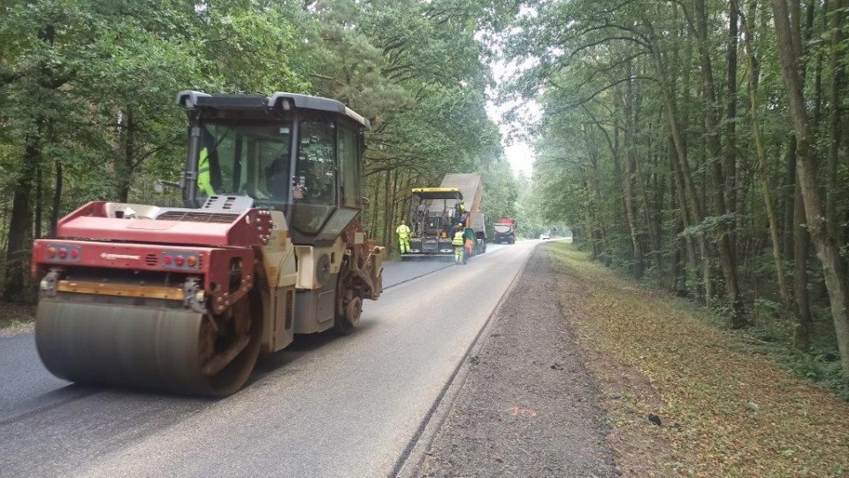 Układamy nawierzchnię bitumiczną na drodze Mokrawica – Jatki